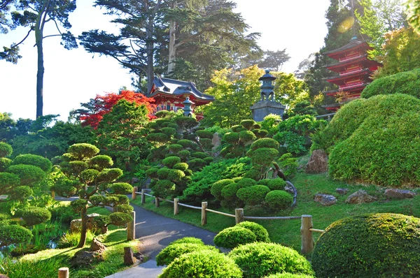 San Francisco, California, EE.UU.: la Casa del Té y la Pagoda de la Torre del Tesoro en el Jardín del Té Japonés, el jardín público japonés más antiguo de los Estados Unidos, creado en 1894 dentro del Parque Golden Gate — Foto de Stock