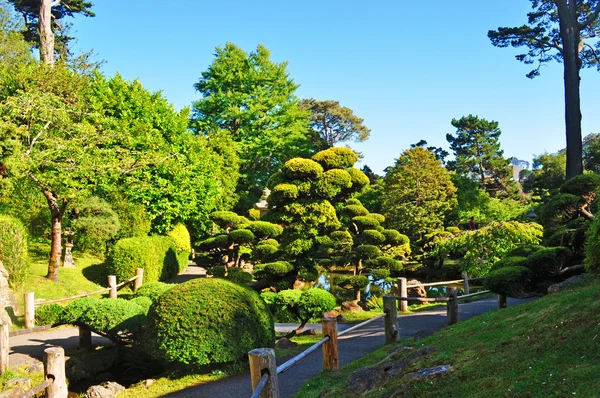 San Francisco, California, EE.UU.: el sendero en el Jardín del Té Japonés, el jardín público japonés más antiguo de los Estados Unidos, creado en 1894 dentro del Golden Gate Park — Foto de Stock