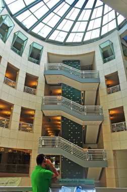 San Francisco, California, ABD: rampalar ve ana bina kütüphane cam kubbesi, Halk Kütüphanesi şehrin 1995 yılında tamamlandı ve 1996 yılında Civic Center Larkin Caddesi'nde açıldı