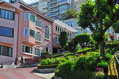 San Francisco, California: manzarası ve evler bir dik bir blok bölüm sekiz toka ile ünlü Lombard Street, Doğu-Batı Caddesi'nde döner, dünyanın en çarpık caddelerinden biri