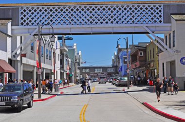 Monterey, Kaliforniya, ABD: Görünüm ikonik konserve satırın bir roman Amerikalı yazar John Steinbeck tarafından kutlanan şehrin yeni Monterey bölümünde limanda sokak