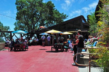 Big Sur, Kaliforniya, ABD: şemsiye ve müşteriler nepenthe Restoran, 1949 beri çok ünlü bir restoran nerede 1963 Elizabeth Taylor ve Richard Burton Sandpiper film halk dansı filme