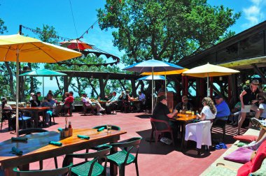 Big Sur, Kaliforniya, ABD: şemsiye ve müşteriler nepenthe Restoran, 1949 beri çok ünlü bir restoran nerede 1963 Elizabeth Taylor ve Richard Burton Sandpiper film halk dansı filme