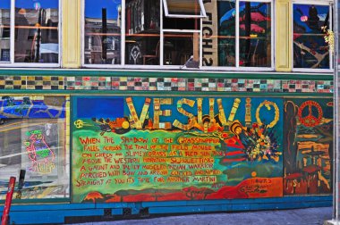 San Francisco: işaret ve windows Vesuvio Cafe, tarihi bar nesil Beat söhretler uğrak