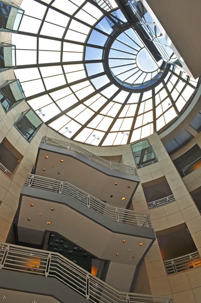 San Francisco, California, Usa: hellingen en glazen koepel van de bibliotheek van de Main building, de openbare bibliotheek van de stad, in 1995 voltooid en geopend in 1996 in Larkin straat in Civic Center — Stockfoto