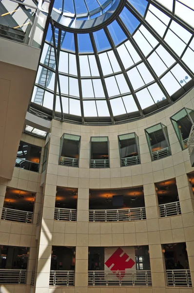 San Francisco, California, EE.UU.: rampas y cúpula de cristal del edificio de la Biblioteca Principal, la biblioteca pública de la ciudad, terminado en 1995 y abierto en 1996 en la calle Larkin en el Centro Cívico —  Fotos de Stock