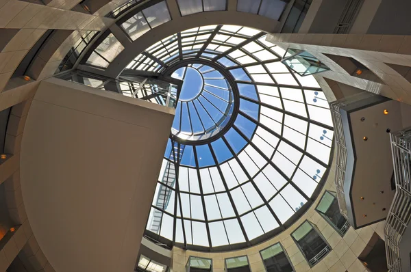 San Francisco, California, Usa: hellingen en glazen koepel van de bibliotheek van de Main building, de openbare bibliotheek van de stad, in 1995 voltooid en geopend in 1996 in Larkin straat in Civic Center — Stockfoto