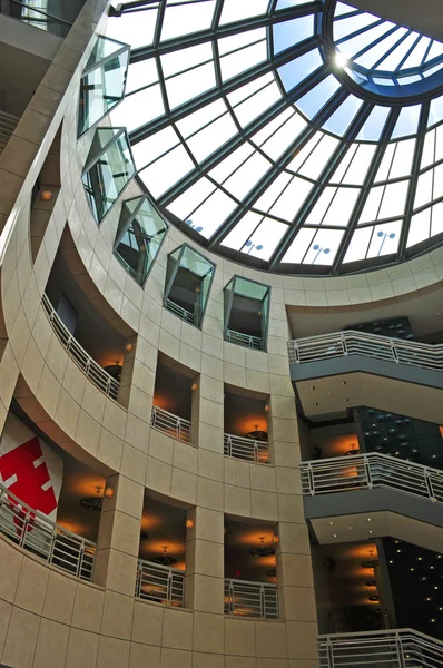 San Francisco, California, Usa: hellingen en glazen koepel van de bibliotheek van de Main building, de openbare bibliotheek van de stad, in 1995 voltooid en geopend in 1996 in Larkin straat in Civic Center — Stockfoto