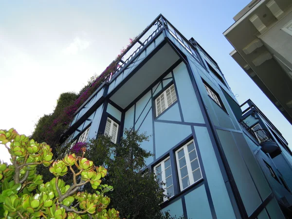 San Francisco: een licht blauwe huis op Lombard Street, een Oost-west straat beroemd om een steile sectie van het één-block met acht haarspeld draait, een van de meest corrupte straten in de wereld — Stockfoto