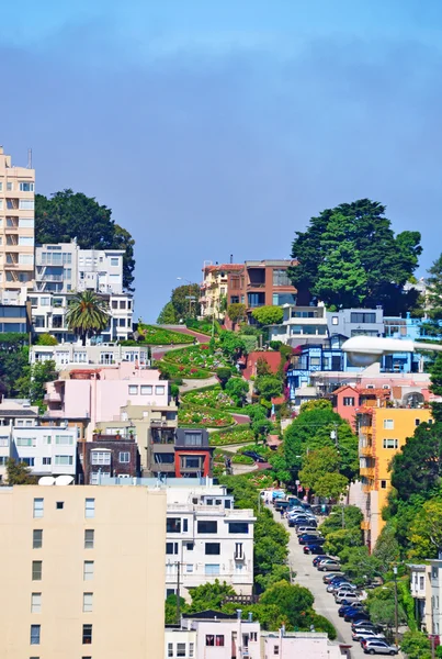 San Francisco: horizonte y vista aérea de Lombard Street, calle este-oeste famosa por una empinada sección de una cuadra con ocho giros de horquilla, una de las calles más torcidas del mundo — Foto de Stock