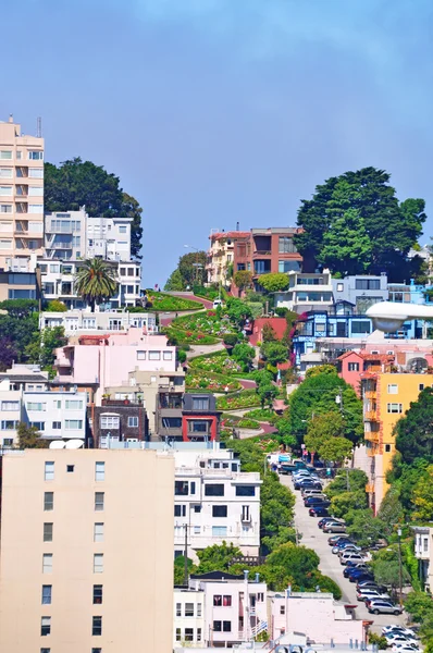San Francisco: horizonte y vista aérea de Lombard Street, calle este-oeste famosa por una empinada sección de una cuadra con ocho giros de horquilla, una de las calles más torcidas del mundo — Foto de Stock