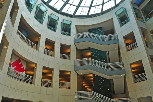 San Francisco, Califórnia, EUA: rampas e cúpula de vidro do edifício da Biblioteca Principal, a biblioteca pública da cidade, concluída em 1995 e inaugurada em 1996 na Larkin Street no Centro Cívico — Fotografia de Stock