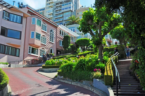 San Francisco, Kalifornien: skyline och hus på Lombard Street, east-west street känd för ett brant en-block avsnitt med åtta hårnål vänder, en av de mest krokiga gatorna i världen — Stockfoto