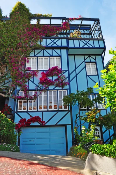 San Francisco, Californië: een licht blauwe huis op Lombard Street, een Oost-west straat beroemd om een steile sectie van het één-block met acht haarspeld draait, een van de meest corrupte straten in de wereld — Stockfoto