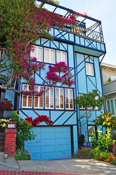 San Francisco, Californië: een licht blauwe huis op Lombard Street, een Oost-west straat beroemd om een steile sectie van het één-block met acht haarspeld draait, een van de meest corrupte straten in de wereld — Stockfoto