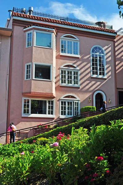 San Francisco, California: skyline y casas en Lombard Street, calle este-oeste famosa por una empinada sección de una cuadra con ocho giros de horquilla, una de las calles más torcidas del mundo — Foto de Stock