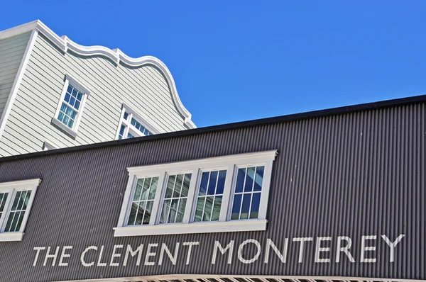 캐너리 로우, 도시의 새로운 몬테레이 섹션에 해안 거리에 아이코 닉 건물의는 클레멘트 호텔 몬테레이의 몬트레이, 캘리포니아: 보기 — 스톡 사진