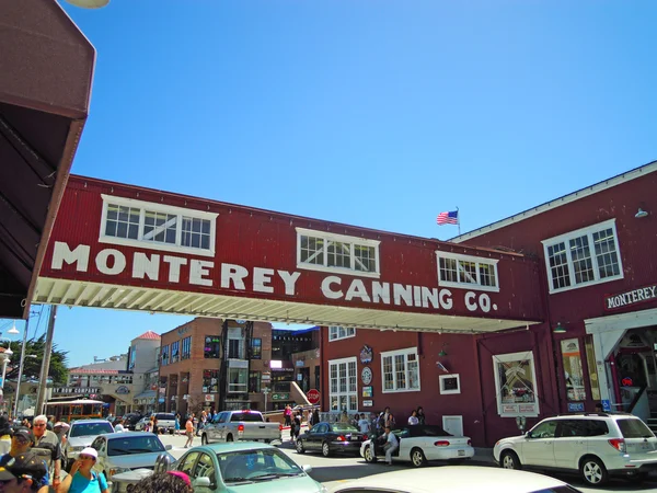 아이코 닉 몬테레이 캐닝 회사 캐너리 로우, 도시의 새로운 몬테레이 섹션에서 워터 프론트 거리에 건물의 몬트레이, 캘리포니아: 보기 — 스톡 사진