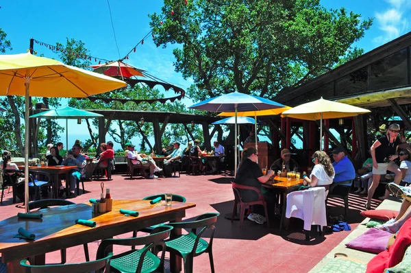 Big Sur, California, Usa: ombrelli e clienti al ristorante Nepenthe, un ristorante molto famoso dal 1949 dove nel 1963 Elizabeth Taylor e Richard Burton girarono la danza folk nel film The Sandpiper — Foto Stock