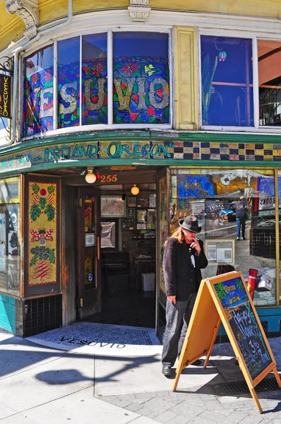 샌 프란 시스 코: Vesuvio 카페, 노스 비치 이길 세대 유명 인사에 의해 자주 바 역사적인 외부 남자 — 스톡 사진
