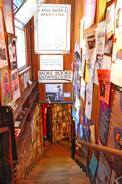 San Francisco: the interior of City Lights Bookstore, independent bookstore-publisher, founded in 1953 by Lawrence Ferlinghetti — Stock Photo, Image