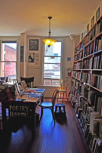 San Francisco: the interior of City Lights Bookstore, independent bookstore-publisher, founded in 1953 by Lawrence Ferlinghetti — Stock Photo, Image