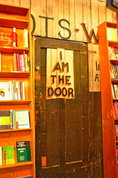 San Francisco: a door and shelves at City Lights Bookstore, an independent bookstore-publisher, founded in 1953 by Lawrence Ferlinghetti — Stock Photo, Image