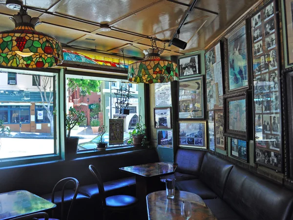 San Francisco: interiér kavárny Vesuvio Cafe — Stock fotografie