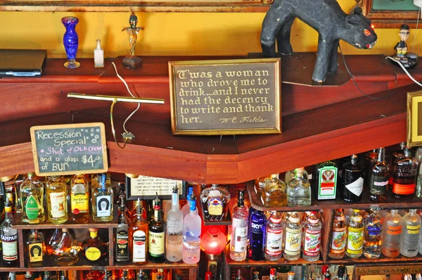 San Francisco: counter dari Vesuvio Cafe, bar bersejarah di North Beach yang sering dikunjungi oleh selebriti Beat Generation — Stok Foto