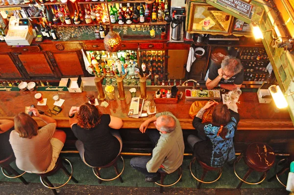 San Francisco: düzenli Vesuvio Cafe, bar tarihi kontuarında Beat Generation söhretler uğrak. 