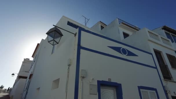 Albufeira, Algarve, Faro District, Portekiz-Nisan 19, 2016: Albufeira eski kasaba evleri ve mimari — Stok video