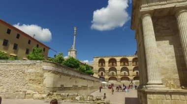 Cordoba, Endülüs, İspanya, 20 Nisan 2016: Puerta del Puente ve Roma köprüsü