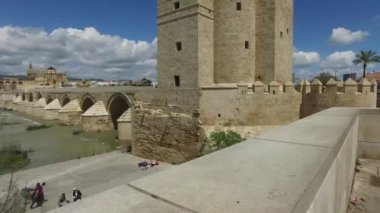 Cordoba, Endülüs, İspanya, 20 Nisan 2016: Roma köprüsü Cordoba, Calahorra Kulesi