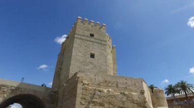 Cordoba, Endülüs, İspanya, 20 Nisan 2016: Roma köprüsü Cordoba, Calahorra Kulesi
