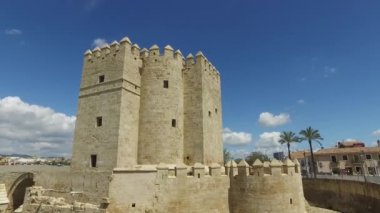 Cordoba, Endülüs, İspanya, 20 Nisan 2016: Roma köprüsü Cordoba, Calahorra Kulesi