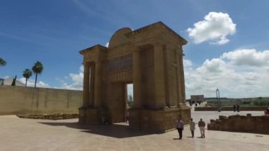 Cordoba, Endülüs, İspanya, 20 Nisan 2016: Puerta del Puente ve Roma köprüsü