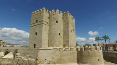 Cordoba, Endülüs, İspanya, 20 Nisan 2016: Roma köprüsü Cordoba, Calahorra Kulesi (Ultra High Definition, Ultrahd, Ultra Hd, Uhd, 4 k, 2160p, 3840 x 2160)