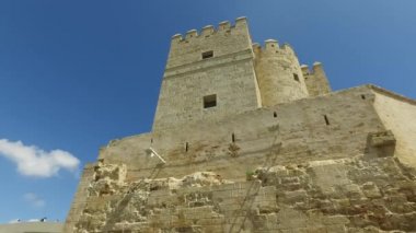 Cordoba, Endülüs, İspanya, 20 Nisan 2016: Roma köprüsü Cordoba, Calahorra Kulesi