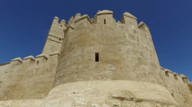 Cordoba, Endülüs, İspanya, 20 Nisan 2016: Roma köprüsü Cordoba, Calahorra Kulesi