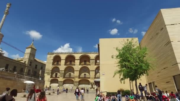 Cordoba, Andalusien, Spanien, 20 April 2016: Puerta del Puente och romerska bron — Stockvideo