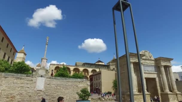 Córdoba, Andaluzia, Espanha, 20 de abril de 2016: Puerta del Puente e ponte romana — Vídeo de Stock