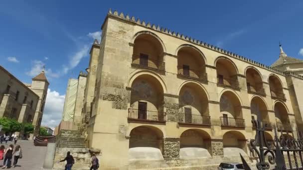 Córdoba, Andalucía, España, 20 de abril de 2016: Puente Romano de Córdoba, Torre Calahorra — Vídeo de stock