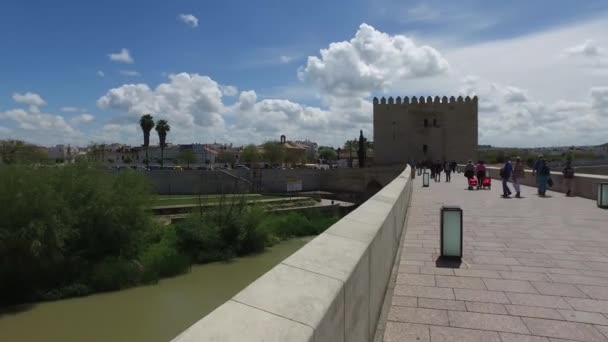 Cordoba, Andalúzia, Spanyolország, április 20-án, 2016: Római híd, Cordoba, Calahorra torony — Stock videók