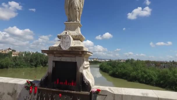 Cordoba, Andalusie, Spanje, 20 April 2016: Romeinse brug over de rivier Guadalquivir Cordoba standbeeld van San Raffaele — Stockvideo