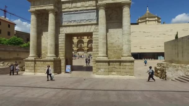 Córdoba, Andaluzia, Espanha, 20 de abril de 2016: Puerta del Puente e ponte romana — Vídeo de Stock