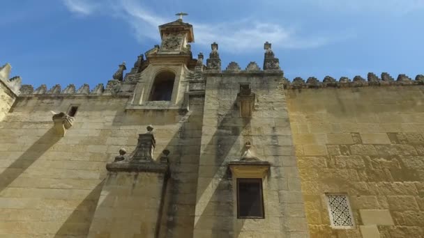Cordoba, Andalúzia, Spanyolország, április 20, 2016-ban: Katedrális, a Szeplőtelen Fogantatás Mária, falak — Stock videók