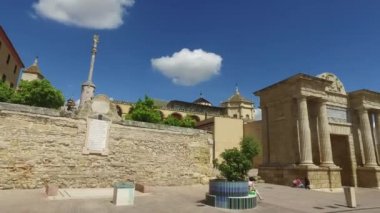 Cordoba, Endülüs, İspanya, 20 Nisan 2016: Puerta del Puente ve Roma köprüsü