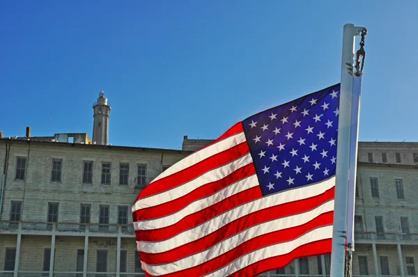 San Francisco: USA zwaaiende vlag en het eiland Alcatraz — Stockfoto