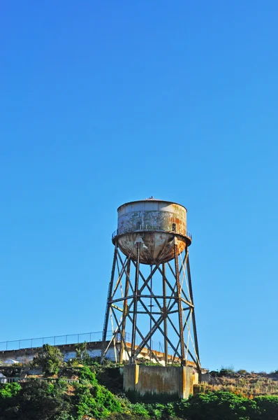 San Francisco, Isla de Alcatraz: la Torre del Agua, construida en 1940 por la Oficina Federal de Prisiones para el suministro de agua dulce — Foto de Stock