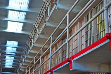 Alcatraz Adası, California, ABD: barlar ve hücreleri yeni mahkumlar 1934 1963 için faaliyet maksimum güvenlik federal hapishane gelmeden ne zaman nerede atanmış ana hücre evin içinde B-blok koridorunda